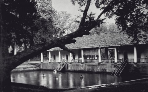COLLECTIE_TROPENMUSEUM_Badplaats_Banjoe_Biroe_(Blauw_Water)_Pasoeroean_TMnr_60000009