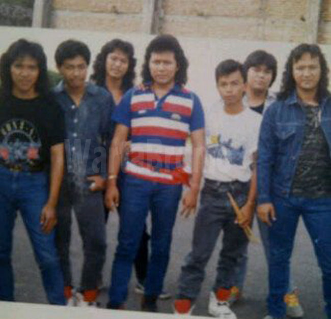 Camat Sukorejo, Diano Vela Fery Santoso saat masih muda (dua dari kiri) bersama Adi Metal Rock / istimewa