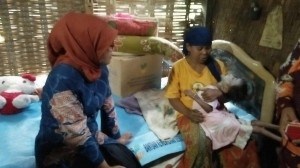 Lulis saat berada di rumah Yuni (9), bocah penderita gizi buruk di Kecamatan Pasrepan. (Foto:Istimewa/wartabromo.com)