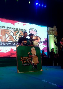 Bagus Kurnia Setiawan berfoto bersama Bupati Pasuruan Irsyad Yusuf usai keduanya saling memberi hadiah (foto. Dok pribadi) 