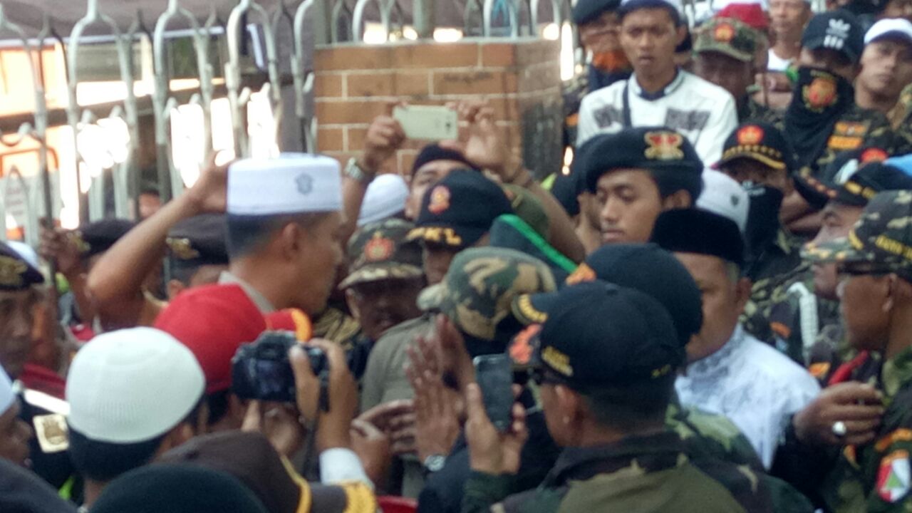 Image result for Saat massa menghadang ustadz makar Felix Siauw di Bangil, Pasuruan, Jatim