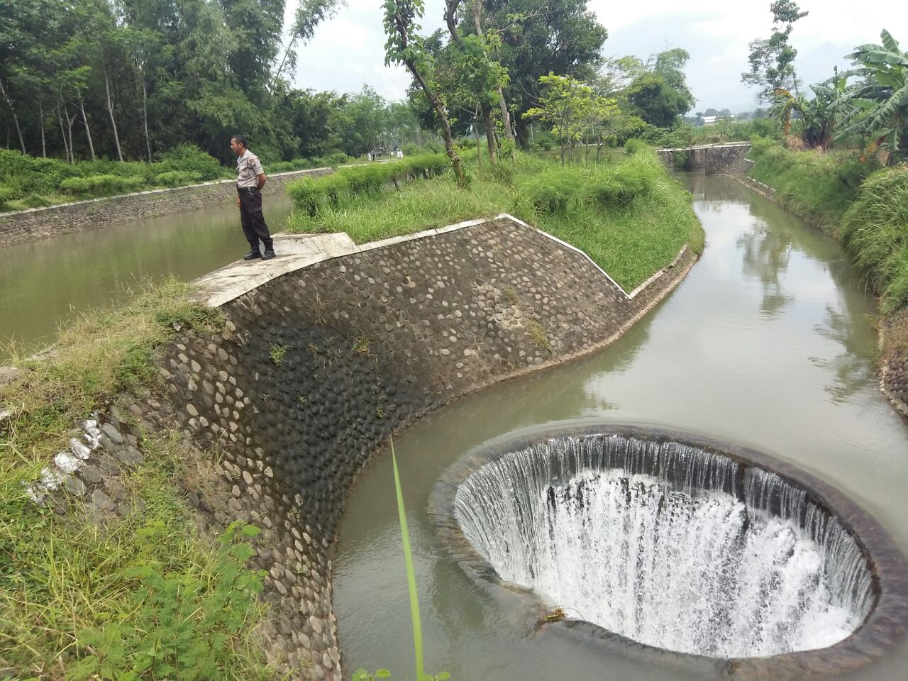 Bikin Heboh! Warga Tiba-Tiba Melihat Ada Muncul Sumur di Tengah Sungai Probolinggo