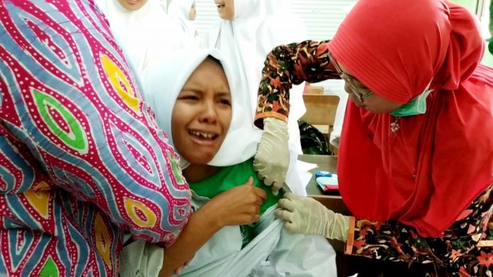 Imunisasi difteri di SMKN 1 Pasuruan