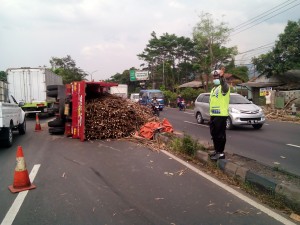 Kondisi truk tebu terguling di jalan raya Purwodadi Kabupaten Pasuruan/Rosidi/WARTABROMO