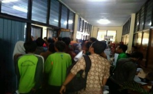 Ratusan Pegawai Tidak Tetap (PTT) Pemkab Pasuruan saat menyerahkan Surat Perjanjian Kerja di salah satu ruang kantor Pemkab Setempat. /Yogi / WARTABROMO