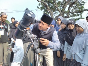 Bupati Pasuruan, Irsyad Yusuf didampingi sejumlah siswa melihat fenomena Gerhana Matahari melalui teleskop di Kantor Lapan Gempol, Pasuruan / Yogi / WARTABROMO