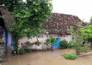 Rumah terendam banjir