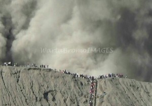 Erupsi meningkat, wisatawan nekat naik kawah bromo