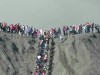 Wisatawan naik kawah bromo
