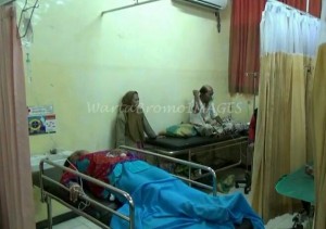 Guru korban keracunan kripik Gadung dirawat. (Foto: Sundari/wartabromo.com)