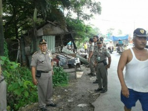 Satuan Polisi Pamong Praja (Pol PP) Kabupaten Pasuruan melakukan penertiban pedagang kaki lima yang berdagang di sepanjang Jalan Raya Desa Karangjati Kecamatan Pandaan, Rabu (20/7/2016). (Foto: Sigit/wartabromo.com)