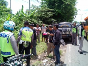 Bau bangkai ikan yang dikira mayat ini membuat warga dan pengedara memadati lokasi sehingga menimbulkan kemacetan. WARTABROMO/M Rosyidi