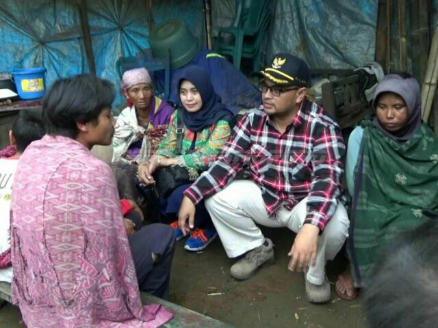 Wakil Bupati Probolinggo HA. Timbul Prihanjoko menyambangi Bambang usai dibebaskan polisi. WARTABROMO/Sundari AW 