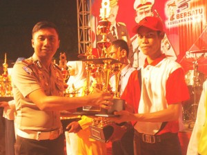 Kasatlantas Polres Pasuruan, AKP Hendro Gunawan memberika hadiah pada salah satu juara yel-yel tertib lalu lintas