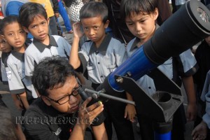 anak anak antusias gerhana 1