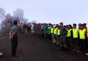 Bendera raksasa dikibarkan di tebing Gunung Kembang, Puncaksari Desa Sape Kecamatan Lumbang Kabupaten Probolinggo, Senin (15/8/2016). Pengibaran bendera dengan ukuran 6 x 30 meter itu dilakukan oleh Kodim 0820 Probolinggo. WARTABROMO/Sundari AW