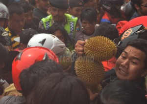 berebut-durian-gratis