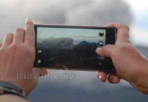 gunung bromo dipotret wisatawan