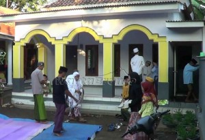 Puluhan Jamaah Rabu Alif Wage atau Aboge di Desa Sumber Wuluh Kecamatan Leces, merayakan Idul Adha dan menggelar sholat ied hari ini, Rabu (14/9/2016). Mayoritas umat Islam telah merayakan Idul Adha pada Senin  (12/9/2016). WARTABROMO/Sundari