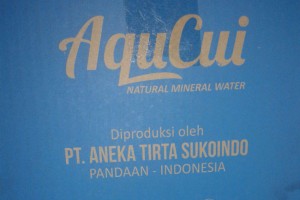 Kemasan kardus air minum dalam kemasan Aquacui. dok. WARTABROMO