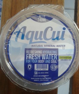 Kemasan gelas air minum dalam kemasan merek Aquacui. Dok. WARTABROMO