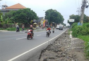 kondisi bahu jalan depan balai desa lemahbang