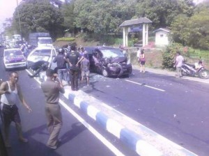 Kondisi kedua mobil yang mengalami kecelakaan di Parerejo - Purwodadi, Minggu (28/11/2015). Foto : Fb. Dodiyt Setiawan