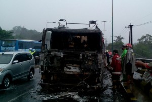 mobil terbakar