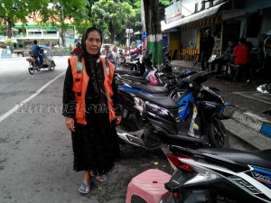 nenek busani tukang parkir