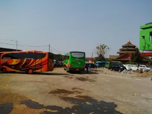 pasar buah ramai di hari minggu