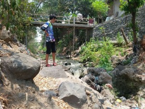 Lokasi ditemukannya saluran pembuangan limbah tersembunyi yang tertanam di bawah aliran Sungai Wangi. Lokasi di dekat jembatan di Dusun Perapen, Desa Kemirisewu, Kecamatan Pandaan. WARTABROMO/Istimewa