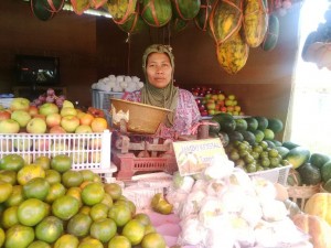 penjual buah beryambah untung