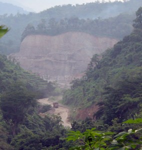 Kondisi tebing yang terpangkas aktifitas tambang sirtu di Desa Sumber Suko. Foto diambil dari jalan menuju ke lokasi Sumber tetek / wartabromo / Harjo