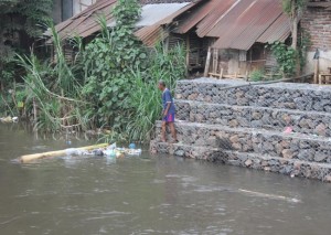 warga kedawung perbaiki sungai