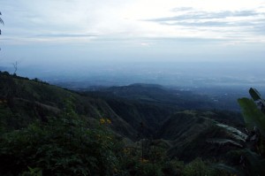 Panorama dari Candi Indrakila saat surya mulai pancarkan sinarnya. Foto : Warta Bromo/Harjo Suwon