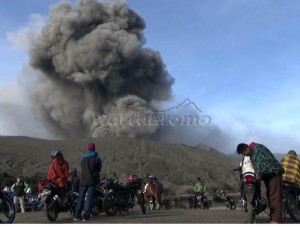 Sehari menjelang puncak perayaan Yadnya Kasada, wisatawan dari berbagai daerah terus berdatangan di Gunung Bromo, Selasa (19/07/2016). Antisipasi bahaya,  petugas terus menghimbau agar pengunjung tak mendekati zona bahaya kawah di radius 1 kilometer. Meski demikian masih banyak wisatawan yang nekat naik ke kawah untuk menyaksikan kawah yang tengah mengeluarkan asap pekat dari dekat. (Foto: Sundari/wartabromo.com)