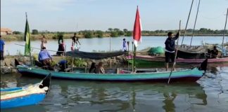 Petik Laut Asyura, Ratusan Warga Pesisir Pasuruan Berharap Tangkapan Ikan Melimpah