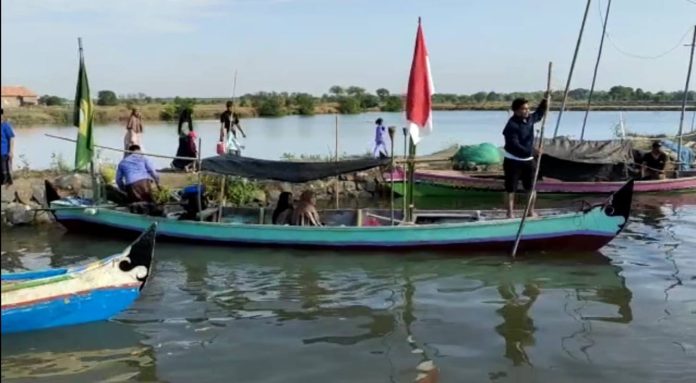 Petik Laut Asyura, Ratusan Warga Pesisir Pasuruan Berharap Tangkapan Ikan Melimpah