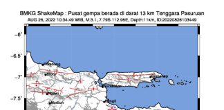 Lewat menuju konten utamaLewat ke baris perkakas Menu Tentang WordPress WartaBromo 00 komentar perlu moderasi Baru Hai, Maya Rahma Log Keluar Sunting Pos Simpan konsep Pratinjau Terbitkan Klasik: Ubah jenis atau style blok Konversi ke blok Gempa 3,1 Magnitudo Guncang Pasuruan Paragraf Pasuruan (WartaBromo.com) - Gempa dengan magnitudo 3,1 terjadi di Pasuruan pada Jumat, (26/8/2022) pukul 10.34 WIB. Pusat gempa berada 13 Kilometer arah tenggara Pasuruan di kedalaman 11 Kilometer. "#Gempa Mag:3.1, 26-Agu-22 10:34:49 WIB, Lok:7.79 LS, 112.95 BT (Pusat gempa berada di darat 13 km Tenggara Pasuruan), Kedlmn:11 Km Dirasakan (MMI) II Pasuruan #BMKG," tulis BMKG dalam laman Twitternya. Kepala BPBD Kabupaten Pasuruan, Ridwan Haris mengatakan, getaran gempa terjadi di wilayah Lumbang, Kabupaten Pasuruan. Namun, dari keterangan yang diterima, gempa yang terjadi tergolong kecil. Sehingga warga pun tak merasakan adanya gempa di wilayahnya. Tidak ada laporan kerusakan pada peristiwa ini. "Ada notifikasi dari BMKG, namun karena skala terbilang kecil dan sudah kami konfirmasi ke desa dan Kecamatan juga tidak dirasakan," tutur Haris saat dikonfirmasi Wartabromo, Jumat (26/8/2022). ﻿(don/may) Buka panel: Post Settings Gempa 3,1 Magnitudo Guncang Pasuruan