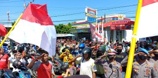Aparat dan pejabat, hingga masyarakat umum mengikuti upacara peringatan detik-detik proklamasi Kemerdekaan RI di kawasan Gladak Serang, Kota Probolinggo, Rabu (17/8/2022).
