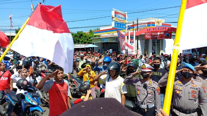 Aparat dan pejabat, hingga masyarakat umum mengikuti upacara peringatan detik-detik proklamasi Kemerdekaan RI di kawasan Gladak Serang, Kota Probolinggo, Rabu (17/8/2022).