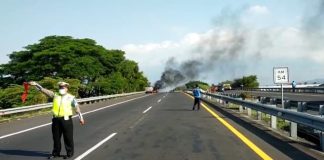 Truk Tangki Muat Solar Terbakar di Tol Kejapanan