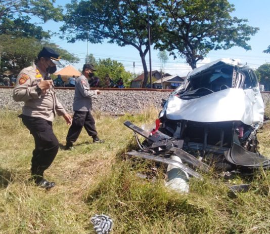 Avanza Ringsek Disasak Kereta di Kraton, Satu Orang Tewas