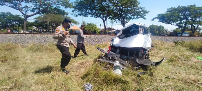 Avanza Ringsek Disasak Kereta di Kraton, Satu Orang Tewas