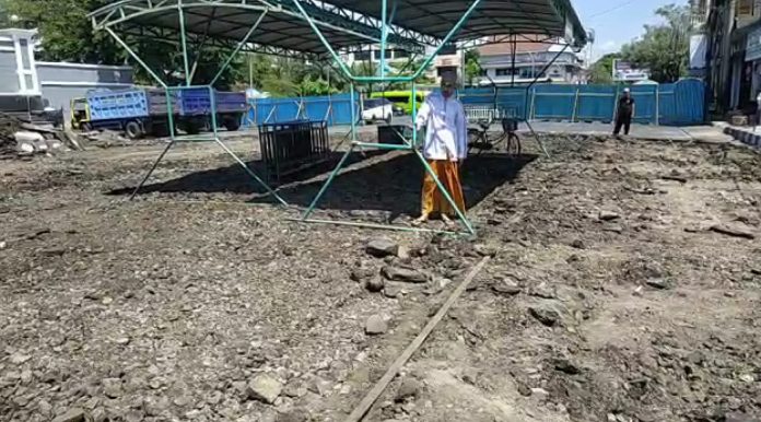 Rel Kereta Ditemukan di Depan Masjid Jamik saat Pemasangan Payung Madinah