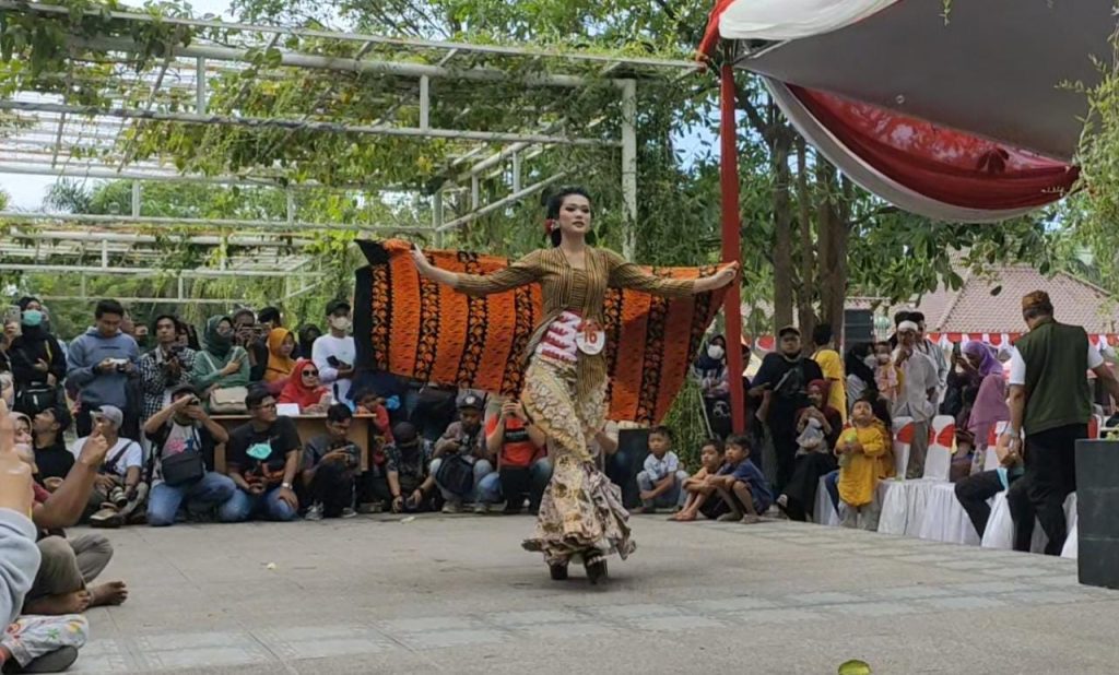 Ekonomi Bangkit, Puluhan Model Pamer Batik Probolinggo