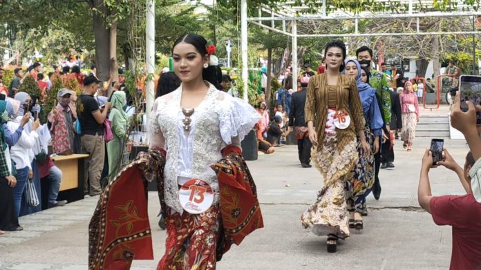 Ekonomi Bangkit, Puluhan Model Pamer Batik Probolinggo