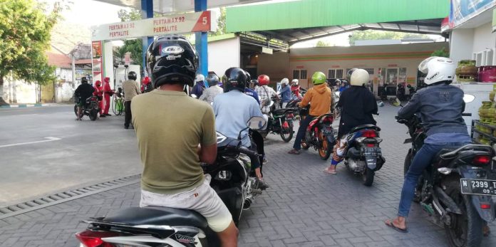 Harga Naik, Warga Pasuruan Keluhkan Beli BBM Masih Antre Panjang