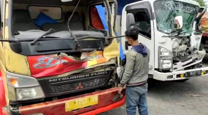 Tiga Truk Tabrakan di Beji, Sopir Sempat Terjepit