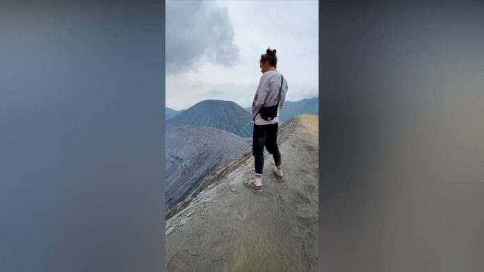 Viral Bule Kencing di Kawah Bromo, Warga Tengger Marah